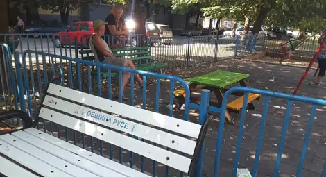 Вандали изкъртиха пейка и я закопчаха с катинар за детска площадка