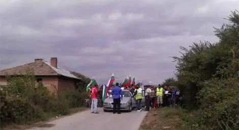 Роми от Гърмен блокираха кръстовището за Марчево и Ковачевица