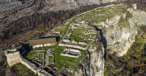 Иваново получи пет държавни сгради в резерватите Средновековен град Червен и Скалните църкви