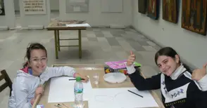 Деца от Европейското рисуват  в Лятно ателие в галерията