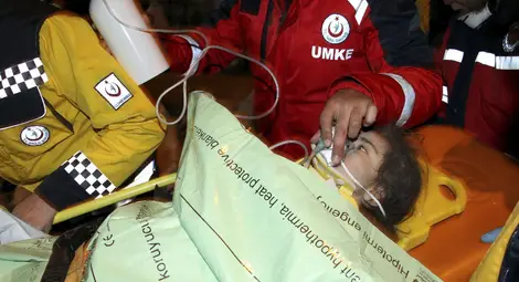 Извадиха живи майка и бебе от руините в Турция след трусовете