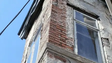 Къща на централно кръстовище се руши застрашително