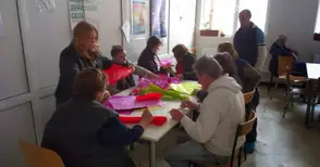 Бездомници плетоха мартеници в приюта „Добрия самарянин“