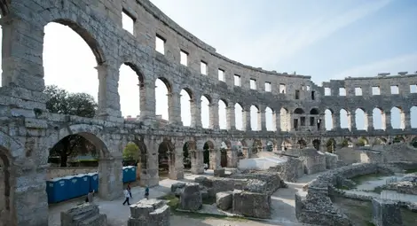 В южния край на полуостров Истрия, Хърватия, в град Пула се издигат и днес внушителни здания от епохата на Рим. Пула Арена е едно от тях. Обитателите на Пула правят вино от времето на империята досега.