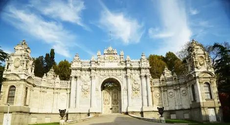 Стрелба пред дворец в Истанбул