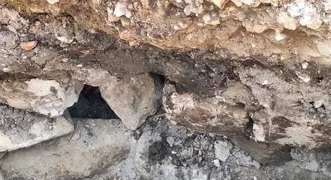 Останки от основите на джамията.