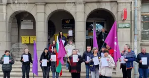 За достойно заплащане протестираха пощенски служители в Търговище в началото на работния си ден