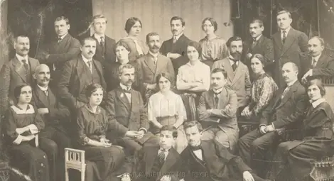 Снимка на преподаватели от Висшия педагогически курс в Русе, сред които Луи Айер. 1915 г. ДА-Русе. Ф. 636К, оп. 1, а.е. 20