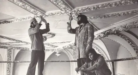 Към албума за сградата на бившето Музикалното училище е и една снимка с участници в реставрацията - : Божидар Йорданов, Стефан Колев и Елена Ставракова /от ляво надясно/. Снимка: РИМ Към албума за сградата на бившето Музикалното училище е и една снимка с участници в реставрацията - : Божидар Йорданов, Стефан Колев и Елена Ставракова /от ляво надясно/. Снимка: РИМ