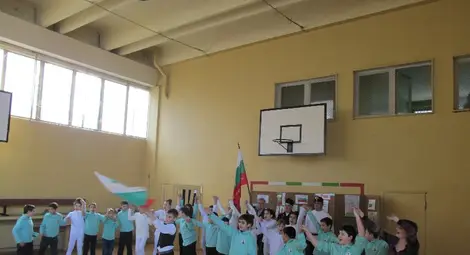 Четвъртокласници от "Васил Априлов" разтуптяха сърцата на учителите