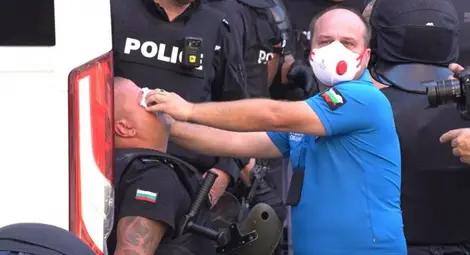 7 линейки на площада; трима обгазени полицаи са прегледани в "Пирогов"