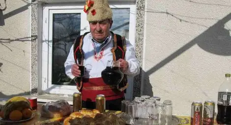 &bdquo;Сухо шише се суши на шосе&ldquo; излъчи баш юнаците на Дядовден