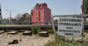 Влак отнесе човек на прелеза край „Кауфланд“