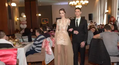 Освен прически и грим, абитуриентите демонстрираха и модни облекла за дългоочакваната вечер.   Снимка: Бисер ТОДОРОВ