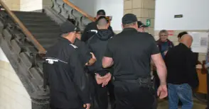 Бруталният 17-годишен побойник е живял у една от жертвите си, помагали му с пари