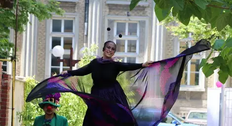 Шарено камионче и приказни герои направиха цветен детския празник