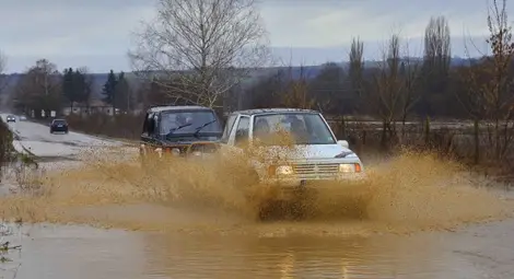 Щетите по пътищата от пороите са за 10 млн. лв., военни ще доставят хляб на откъснати селища Щетите по пътищата от пороите са за 10 млн. лв., военни ще доставят хляб на откъснати селища
