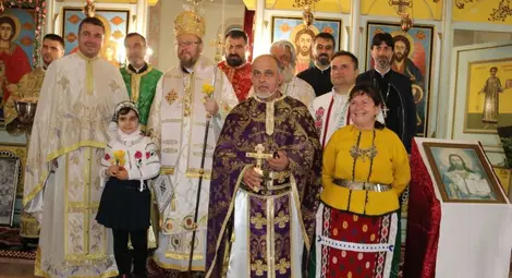 Селска църква първа развя  митрополитски флаг пред входа