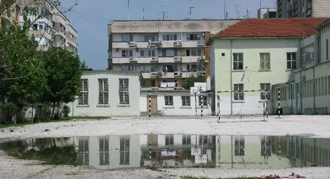 Ремонтират огромната яма в двора на &bdquo;Отец Паисий&ldquo;