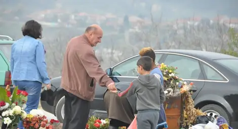 Буренак и досадни циганета посрещнаха живите на Задушница