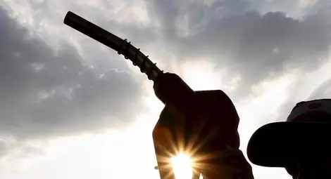 Цените на петрола се сринаха, но България е в друг свят