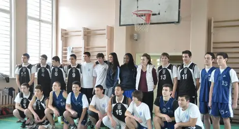 Звезди от &bdquo;Дунав 8806&ldquo; се пуснаха в училищен минитурнир