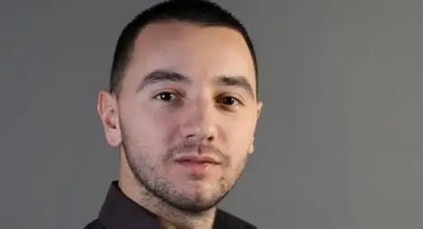 Антон Хекимян сяда в стола на Лора Крумова Антон Хекимян сяда в стола на Лора Крумова