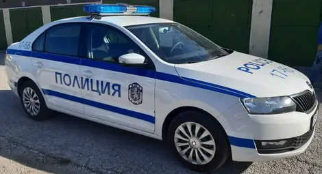 Работник в автомивка на основен булевард в Русе подкарал и съсипал паркиран до нея товарен "Мерцедес" Работник в автомивка на основен булевард в Русе подкарал и съсипал паркиран до нея товарен "Мерцедес"