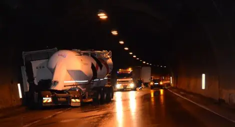 Катастрофа в тунел "Витиня"! Мъж затиснат в колата си