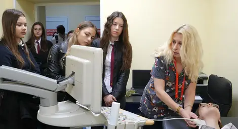 В Световния ден за борбата с инсулта МЕДИКА отвори врати за ученици от Английската гимназия