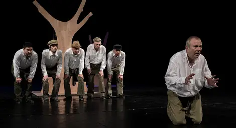 Сравнение между сегашната постановка и тази от 1988 година не може да се прави, казват двамата участници и в първия спектакъл Венцислав Петков и Косьо Станев. Снимка: ДТ &bdquo;Сава Огнянов&ldquo; 