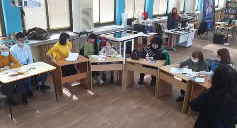 Лекарка, медицински сестри и курсант сред учещите български в библиотеката украинци