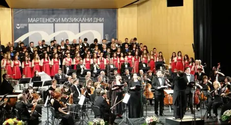 Ученик изпя мюсюлманската молитва във &bdquo;Въоръженият човек&ldquo; с асове на сцената