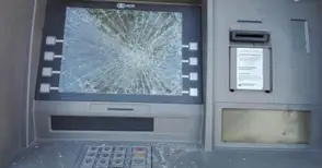 Млад мъж отмъстил с чук на два банкомата за високи такси