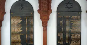 Църква и две бивши синагоги си предават паметните плочи на загиналите в три войни русенски евреи