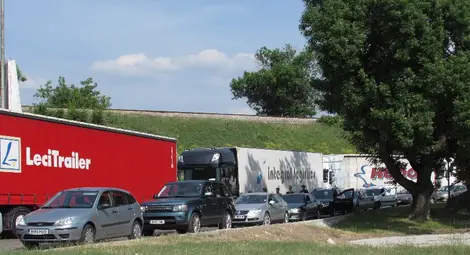 Огромни опашки от камиони на Дунав мост и другите ГКПП-та заради подмяна на софтуера /галерия/