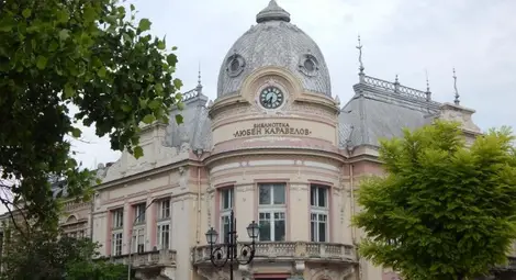 В библиотеката помагат на възрастни да си служат с таблети и да търсят работа В библиотеката помагат на възрастни да си служат с таблети и да търсят работа