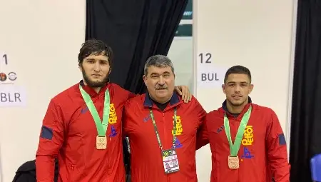 Ангелов /в средата/ с медалистите Георги Вангелов /вдясно/ и Батаев. 						Снимка: Утро