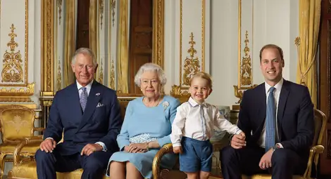 Принц Джордж вече се готви за тежестта на короната