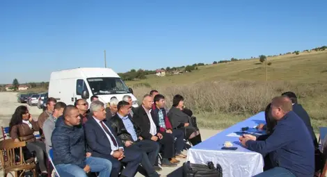 Заради безобразното състояние на пътя ветовските общински съветници заседаваха протестно на открито.   Снимка: Архив