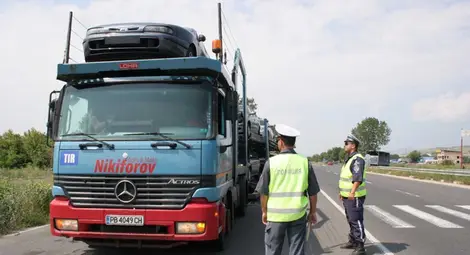 Ограничава се движението на камиони над 12 т по автомагистралите