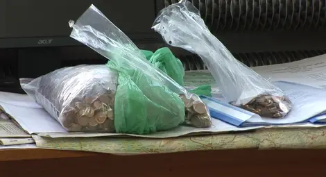 Все повече хора си купуват винетки с жълти стотинки в знак на протест