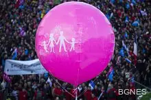 Великобритания позволи бебетата от трима родители