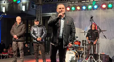 Русе посрещна новата 2024 година с пълен площад и много настроение /галерия/