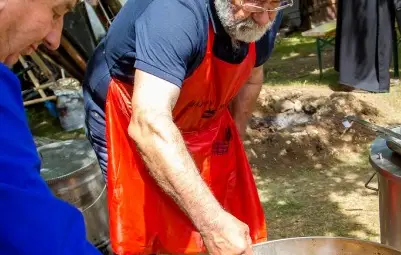 Сирене и кашкавал от истинско мляко, старовремска кухня, фолклор и много забавления на 100 км от Русе на Гергьовден Сирене и кашкавал от истинско мляко, старовремска кухня, фолклор и много забавления на 100 км от Русе на Гергьовден