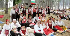 Танцьорите от „Кукери“ садят дръвчета на пролетен излет 