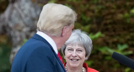 Тереза Мей подари на Доналд Тръмп уникален документ