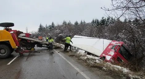 Машини от Бяла и Хасково изтеглиха паднал в дере румънски тир с шоколади