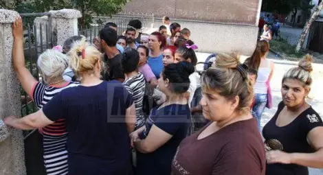 Чудо в Столипиново: Циганите се редят на опашки, за да си платят тока