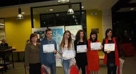 Две гимназистки с награди от  конкурс за есе на английски